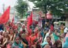 रसोइयों ने मानदेय बढ़ाने समेत मांगों को लेकर किया प्रदर्शन:BSA के जरिए राष्ट्रपति को भेजा ज्ञापन, न्यूनतम वेतन की मांग