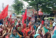 रसोइयों ने मानदेय बढ़ाने समेत मांगों को लेकर किया प्रदर्शन:BSA के जरिए राष्ट्रपति को भेजा ज्ञापन, न्यूनतम वेतन की मांग