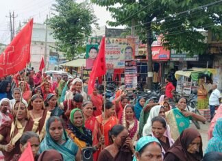 रसोइयों ने मानदेय बढ़ाने समेत मांगों को लेकर किया प्रदर्शन:BSA के जरिए राष्ट्रपति को भेजा ज्ञापन, न्यूनतम वेतन की मांग