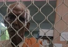 जिंदा बुजुर्ग को सरकारी रिकॉर्ड में बताया मृतक:महराजगंज में पेंशन बंद होने पर पहुंचे समाज कल्याण विभाग