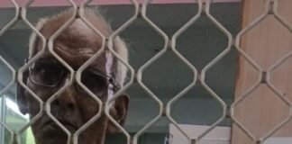 जिंदा बुजुर्ग को सरकारी रिकॉर्ड में बताया मृतक:महराजगंज में पेंशन बंद होने पर पहुंचे समाज कल्याण विभाग