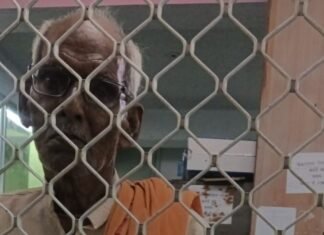 जिंदा बुजुर्ग को सरकारी रिकॉर्ड में बताया मृतक:महराजगंज में पेंशन बंद होने पर पहुंचे समाज कल्याण विभाग