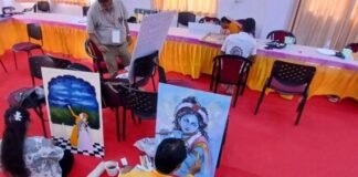 UP: वृंदावन की कला प्रदर्शनी में दिखी ब्रज की झलक, चित्रकारों ने रंगों से रची राधा-कृष्ण की लीलाएं