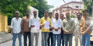 देवी-देवताओं के भेष में नृत्य और आपत्तिजनक झांकियों पर रोक की मांग, मुख्यमंत्री के नाम सिटी मजिस्ट्रेट को सौंपा ज्ञापन