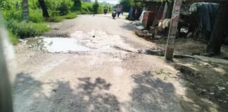 जयपट्टी में सड़क पर गहरा गड्ढा, जगह-जगह अतिक्रमण और पुल-पुलियों पर रेलिंग का अभाव