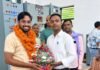 घोलिया उपकेंद्र के जेई का ट्रांसफर:बलरामपुर जाने पर सहकर्मियों ने दी भावपूर्ण विदाई, 4 साल का कार्यकाल रहा यादगार