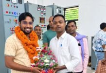 घोलिया उपकेंद्र के जेई का ट्रांसफर:बलरामपुर जाने पर सहकर्मियों ने दी भावपूर्ण विदाई, 4 साल का कार्यकाल रहा यादगार