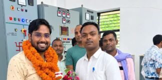 घोलिया उपकेंद्र के जेई का ट्रांसफर:बलरामपुर जाने पर सहकर्मियों ने दी भावपूर्ण विदाई, 4 साल का कार्यकाल रहा यादगार