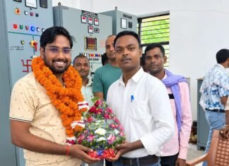 घोलिया उपकेंद्र के जेई का ट्रांसफर:बलरामपुर जाने पर सहकर्मियों ने दी भावपूर्ण विदाई, 4 साल का कार्यकाल रहा यादगार