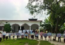 रहीमनगर धोबाही ग्राम पंचायत ने मेधावी छात्राओं को स्टडी टेबल:नवाबगंज में शिक्षा प्रोत्साहन के लिए किया सम्मान, चेहरे खुशी से खिले