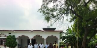 रहीमनगर धोबाही ग्राम पंचायत ने मेधावी छात्राओं को स्टडी टेबल:नवाबगंज में शिक्षा प्रोत्साहन के लिए किया सम्मान, चेहरे खुशी से खिले