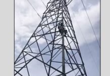 UP: 5 लाख के चेक के लिए बिजली के पोल पर चढ़ा युवक, घंटों चला हाईवोल्टेज ड्रामा!