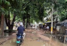 हरैया ग्राम न्यायालय परिसर में जलभराव से लोग परेशान:बारिश में परिसर बना ताल फरियादी; वकीलों, कर्मचारियों को काफी परेशानी