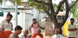 वार्ड-11 में 2 करोड़ की 7 सड़कों का शिलान्यास:नगर अध्यक्ष ने पूजा-अर्चना कर शुरू कराया काम; सीसी रोड के साथ नालियां बनेंगी, जलजमाव से मिलेगी राहत