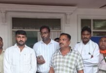 पनियरा में प्रधानों ने BDO कार्यालय का किया घेराव:कमीशन मांगने और अभद्र भाषा के आरोप में भड़के ग्राम प्रधान; BDO को कमरे में बंद किया, वरिष्ठ अधिकारी को बुलाने पर अड़े