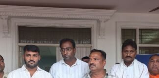 पनियरा में प्रधानों ने BDO कार्यालय का किया घेराव:कमीशन मांगने और अभद्र भाषा के आरोप में भड़के ग्राम प्रधान; BDO को कमरे में बंद किया, वरिष्ठ अधिकारी को बुलाने पर अड़े