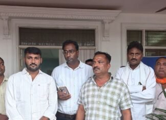 पनियरा में प्रधानों ने BDO कार्यालय का किया घेराव:कमीशन मांगने और अभद्र भाषा के आरोप में भड़के ग्राम प्रधान; BDO को कमरे में बंद किया, वरिष्ठ अधिकारी को बुलाने पर अड़े