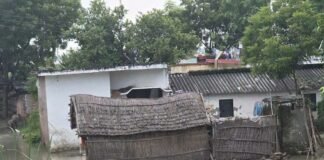 दुबौलिया में सरयू में बाढ़ से आधे दर्जन गांव डूबे:खेतों में पानी भरा, आवागमन पर असर; राहत-बचाव जारी