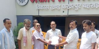 बहराइच में किसानों की मांगों को लेकर धरना:भारतीय किसान संघ ने फखरपुर में मुख्यमंत्री के नाम ज्ञापन सौंपा