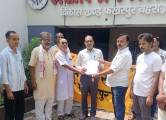 बहराइच में किसानों की मांगों को लेकर धरना:भारतीय किसान संघ ने फखरपुर में मुख्यमंत्री के नाम ज्ञापन सौंपा