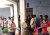 घाघरा नदी का जलस्तर घटा:महसी में 50 परिवारों को राहत सामग्री बांटी गई, नदी अभी भी खतरे के निशान से ऊपर