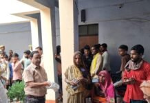 घाघरा नदी का जलस्तर घटा:महसी में 50 परिवारों को राहत सामग्री बांटी गई, नदी अभी भी खतरे के निशान से ऊपर