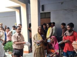 घाघरा नदी का जलस्तर घटा:महसी में 50 परिवारों को राहत सामग्री बांटी गई, नदी अभी भी खतरे के निशान से ऊपर
