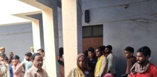 घाघरा नदी का जलस्तर घटा:महसी में 50 परिवारों को राहत सामग्री बांटी गई, नदी अभी भी खतरे के निशान से ऊपर