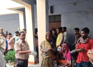 घाघरा नदी का जलस्तर घटा:महसी में 50 परिवारों को राहत सामग्री बांटी गई, नदी अभी भी खतरे के निशान से ऊपर