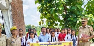 पुलिस ने साइबर सुरक्षा से महिलाओं-बालिकाओं को किया जागरुक:बस्ती में ऑनलाइन धोखाधड़ी से बचने के बताए तरीके