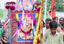 डीजे की धुन पर निकला श्रीकृष्ण का डोल:सिसवा बाजार में महिलाओं ने गीत गाकर कंधे पर उठाया, हर घर के दरवाजे पर हुई पूजा, मेले के साथ समापन