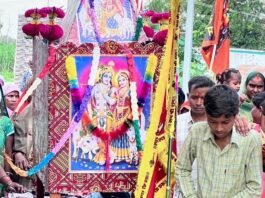 डीजे की धुन पर निकला श्रीकृष्ण का डोल:सिसवा बाजार में महिलाओं ने गीत गाकर कंधे पर उठाया, हर घर के दरवाजे पर हुई पूजा, मेले के साथ समापन