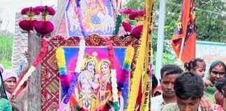 डीजे की धुन पर निकला श्रीकृष्ण का डोल:सिसवा बाजार में महिलाओं ने गीत गाकर कंधे पर उठाया, हर घर के दरवाजे पर हुई पूजा, मेले के साथ समापन