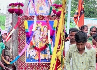 डीजे की धुन पर निकला श्रीकृष्ण का डोल:सिसवा बाजार में महिलाओं ने गीत गाकर कंधे पर उठाया, हर घर के दरवाजे पर हुई पूजा, मेले के साथ समापन