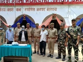 भारत-नेपाल सीमा पर ट्रैवलर से 4.917 किलो अफीम बरामद:महिला समेत चार अंतरराष्ट्रीय तस्कर गिरफ्तार, कीमत 60 लाख रुपये