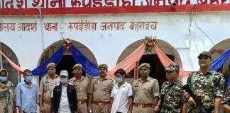 भारत-नेपाल सीमा पर ट्रैवलर से 4.917 किलो अफीम बरामद:महिला समेत चार अंतरराष्ट्रीय तस्कर गिरफ्तार, कीमत 60 लाख रुपये