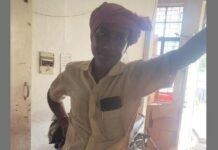 जौनपुर में शराब के नशे में लाइनमैन का ‘हाई-वोल्टेज ड्रामा’, वीडियो वायरल जिम्मेदार अधिकारियों ने दिया जांच का आदेश