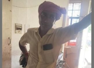 जौनपुर में शराब के नशे में लाइनमैन का ‘हाई-वोल्टेज ड्रामा’, वीडियो वायरल जिम्मेदार अधिकारियों ने दिया जांच का आदेश