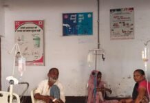 बहराइच में बुखार, खांसी के मरीज बढ़े:तीन बेड होने से फर्श पर इलाज कराने को मजबूर; ओपीडी में लगी लंबी कतार