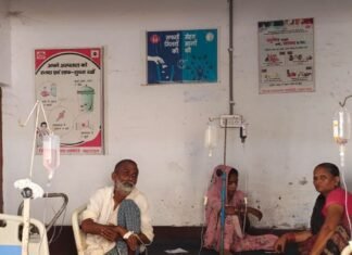 बहराइच में बुखार, खांसी के मरीज बढ़े:तीन बेड होने से फर्श पर इलाज कराने को मजबूर; ओपीडी में लगी लंबी कतार