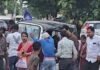 पंचपेड़िया रोड पर गड्ढे से अनियंत्रित होकर पलटा ऑटो:मासूम बच्चे समेत कई लोग घायल, लोगों ने निकाला बाहर