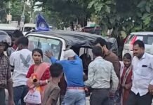 पंचपेड़िया रोड पर गड्ढे से अनियंत्रित होकर पलटा ऑटो:मासूम बच्चे समेत कई लोग घायल, लोगों ने निकाला बाहर