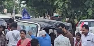 पंचपेड़िया रोड पर गड्ढे से अनियंत्रित होकर पलटा ऑटो:मासूम बच्चे समेत कई लोग घायल, लोगों ने निकाला बाहर