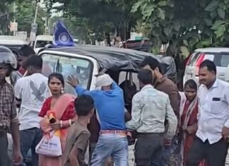 पंचपेड़िया रोड पर गड्ढे से अनियंत्रित होकर पलटा ऑटो:मासूम बच्चे समेत कई लोग घायल, लोगों ने निकाला बाहर