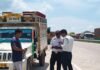 सोनौली बॉर्डर पर ट्रकों की मनमानी पर पुलिस का एक्शन:पहली बार ट्रैफिक पुलिस तैनात, 75 वाहनों का चालान कर ₹1.70 लाख जुर्माना वसूला