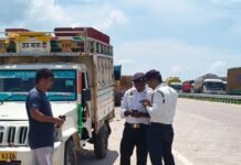 सोनौली बॉर्डर पर ट्रकों की मनमानी पर पुलिस का एक्शन:पहली बार ट्रैफिक पुलिस तैनात, 75 वाहनों का चालान कर ₹1.70 लाख जुर्माना वसूला