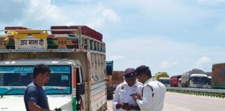 सोनौली बॉर्डर पर ट्रकों की मनमानी पर पुलिस का एक्शन:पहली बार ट्रैफिक पुलिस तैनात, 75 वाहनों का चालान कर ₹1.70 लाख जुर्माना वसूला