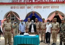 भारत-नेपाल सीमा पर 4किलो अफीम के साथ आरोपी गिरफ्तार:बहराइच में SSB और पुलिस की संयुक्त टीम ने ट्रैवलर वाहन से 60 लाख की अफीम पकड़ी