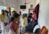 सुभासपा नेता के निधन पर अरविंद राजभर पहुंचे घर:कप्तानगंज में परिजनों को बंधाया ढांढस, बोले- पार्टी ने समर्पित पदाधिकारी खोया