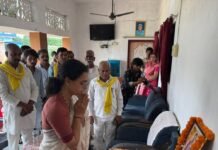 सुभासपा नेता के निधन पर अरविंद राजभर पहुंचे घर:कप्तानगंज में परिजनों को बंधाया ढांढस, बोले- पार्टी ने समर्पित पदाधिकारी खोया